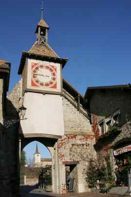 Eglise romane  travers la porte de l\\'Horloge