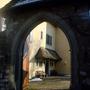 Ouverture sur la cour du manoir